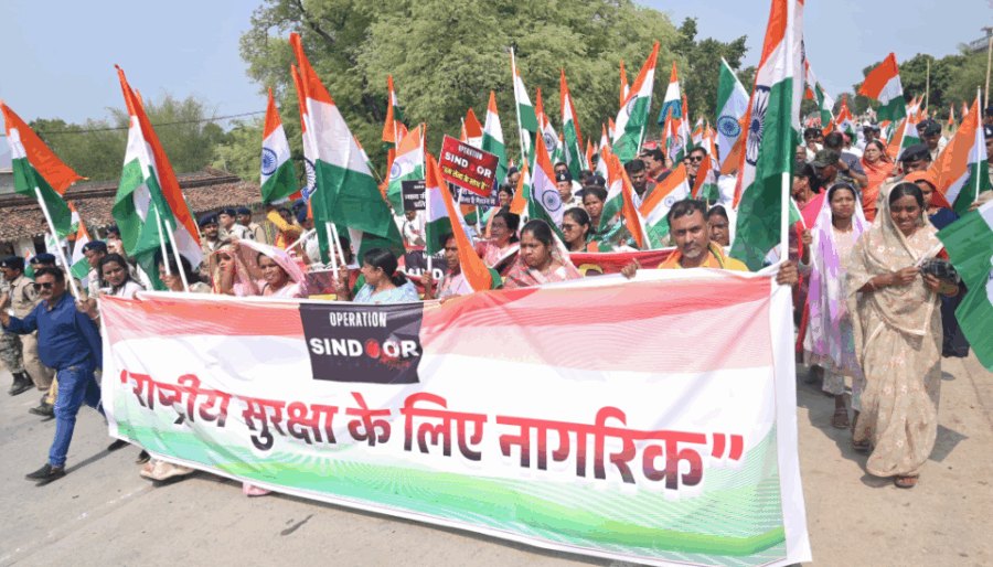 “ऑपरेशन सिंदूर” की सफलता पर जशपुर में तिरंगा यात्रा, देशभक्ति नारों से गूंजा चराईडांड