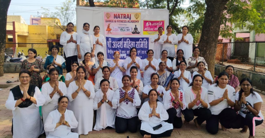 Karmachari Nagar में विश्व योग दिवस का आयोजन, महिलाओं ने दिया स्वास्थ्य का संदेश