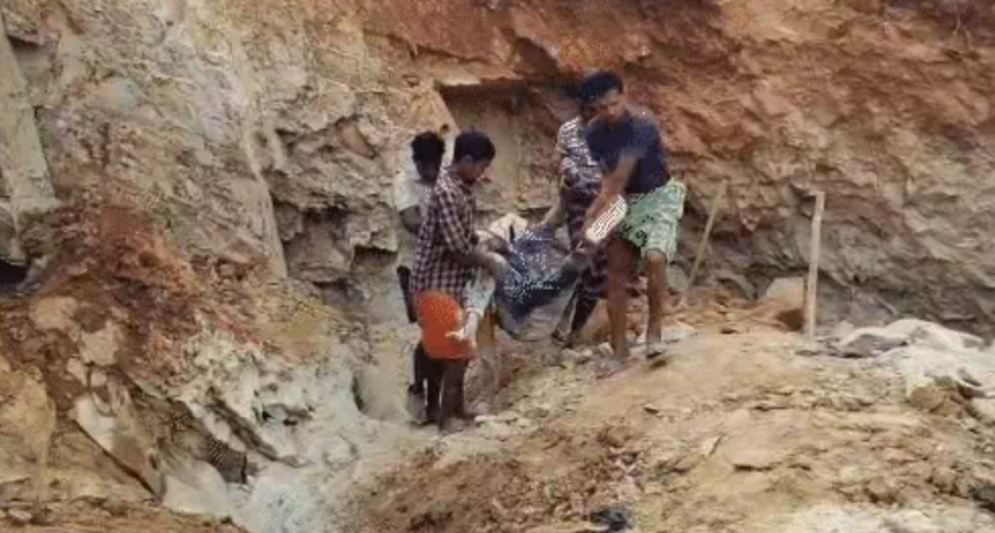 Surajpur Stone Collapse: अवैध खुदाई के दौरान पत्थर गिरने से 2 युवक जिंदा दफन, मौके पर हुई मौत