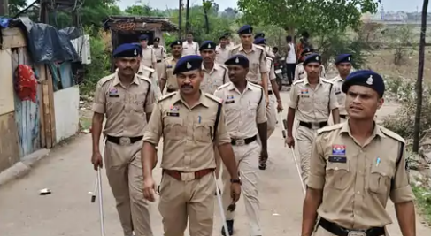 Raipur Police का बड़ा एक्शन: BSUP कॉलोनी में 100 जवानों ने 300+ मकानों पर मारा छापा – गुंडे-बदमाश थर-थर कांपे!