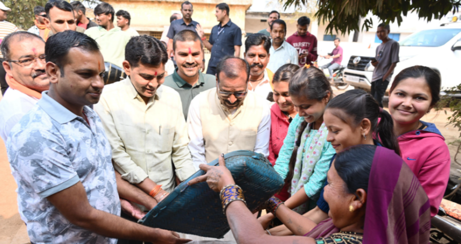 छेरछेरा तिहार में मंत्री टंक राम वर्मा ने किया घर-घर अन्न दान ग्रहण, लोक परम्पराओं का दिया संदेश