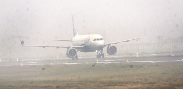 घने कोहरे का असर: दिल्ली-पटना इंडिगो फ्लाइट रायपुर डायवर्ट, 22 आगमन और 25 उड़ानें प्रभावित