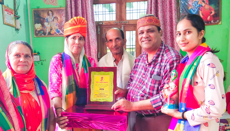आसफपुर खरखड़ी की कुसुम चौहान को मिला नीरा अमृत सम्मान, महिला सशक्तिकरण की बनी मिसाल