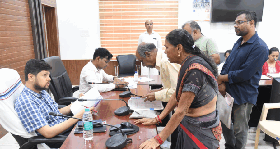 जनसुनवाई में कलेक्टर ने सुनी जनता की समस्याएँ, 102 आवेदनों पर त्वरित कार्यवाही के निर्देश