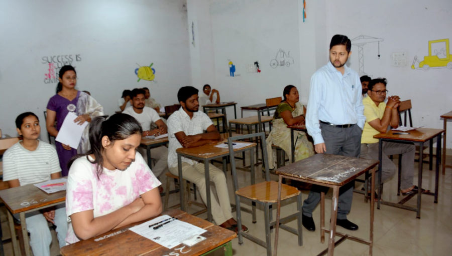 CGPSC State Service Preliminary Exam 2025: दुर्ग-भिलाई के 25 केंद्रों में 10,307 अभ्यर्थी शामिल, कलेक्टर अभिजीत सिंह ने किया आकस्मिक निरीक्षण