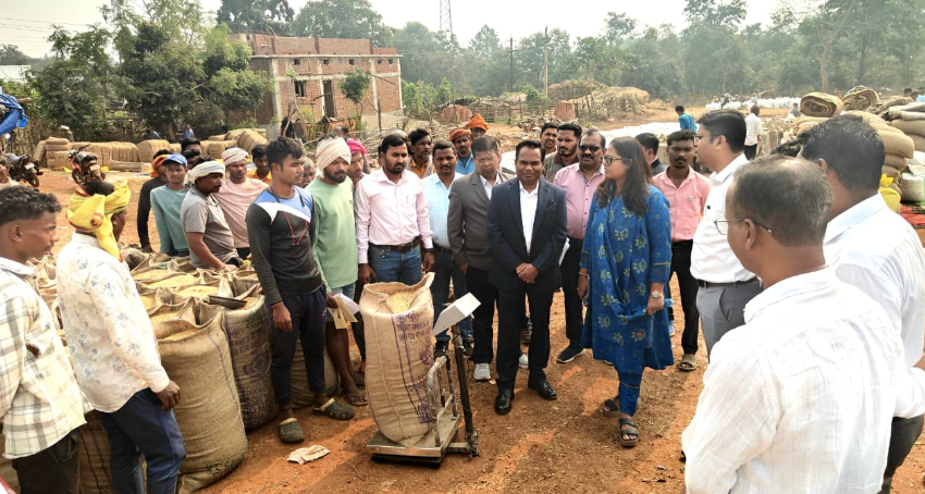 मोहरा-मानपुर-अंबागढ़ चौकी में प्रभारी सचिव का निरीक्षण: धान उपार्जन केंद्रों और आंगनबाड़ी की व्यवस्थाओं की समीक्षा