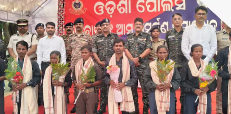 Naxal Surrender: 11 हार्डकोर माओवादियों का बड़ा चौंकाने वाला आत्मसमर्पण