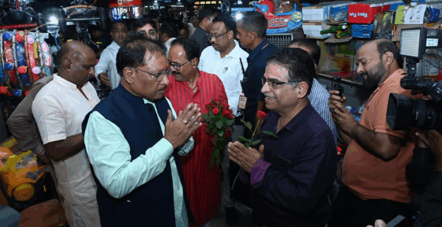 रायपुर में नवरात्रि पर सीएम विष्णु देव साय का बाजार भ्रमण, जीएसटी 2.0 बचत उत्सव से व्यापारी और ग्राहक उत्साहित