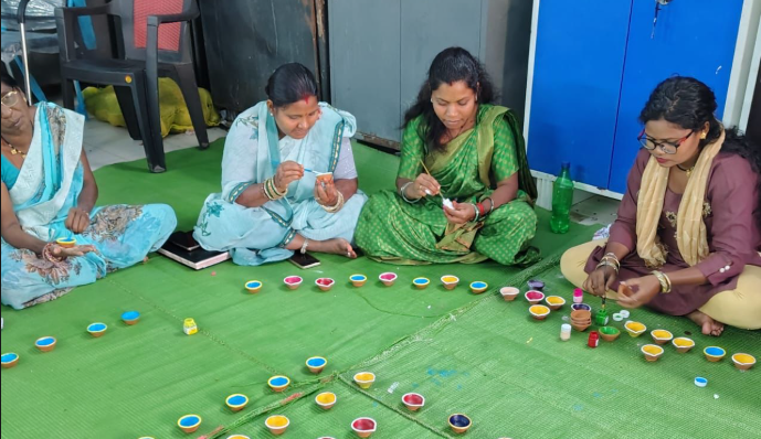 आत्मनिर्भर भारत की मिसाल: गौरेला-पेंड्रा-मरवाही की महिलाओं ने बनाए 70 हजार मिट्टी के दीये, दिवाली पर कमा रहीं अच्छी आमदनी