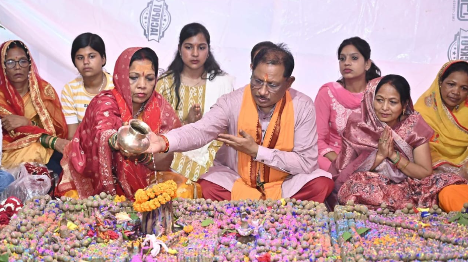 मुख्यमंत्री विष्णुदेव साय ने फलेश्वरनाथ महादेव मंदिर में की पूजा-अर्चना, छत्तीसगढ़ की शांति और समृद्धि की कामना