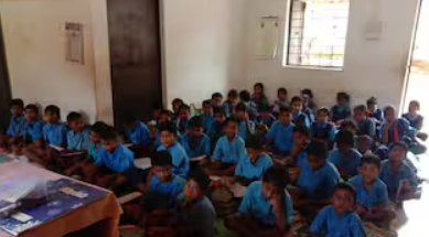 गंगालूर की बदलती तस्वीर: बंदूक से किताब तक, गोंडी और हिंदी ने खोली शिक्षा की खिड़की