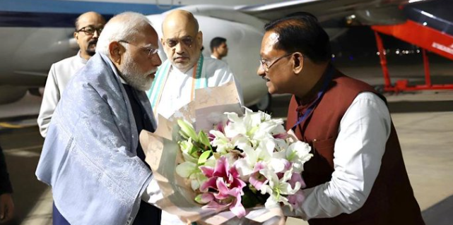 रायपुर एयरपोर्ट पर पीएम मोदी का भव्य स्वागत: मुख्यमंत्री विष्णुदेव साय ने किया सम्मान, विकास योजनाओं को मिलेगी नई गति
