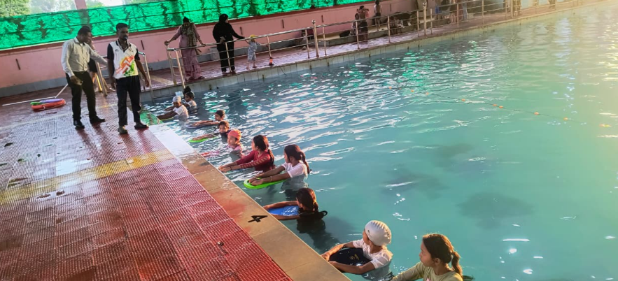 Baiga Children Swimming Training: जंगलों से निकलकर तरणताल तक पहुंच रहे बैगा बच्चों के सपने