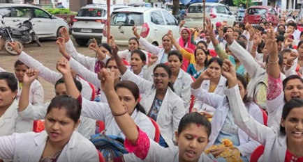 छत्तीसगढ़ में NHM संविदाकर्मी हड़ताल पर अड़े, सरकार ने दी नौकरी से हटाने की चेतावनी