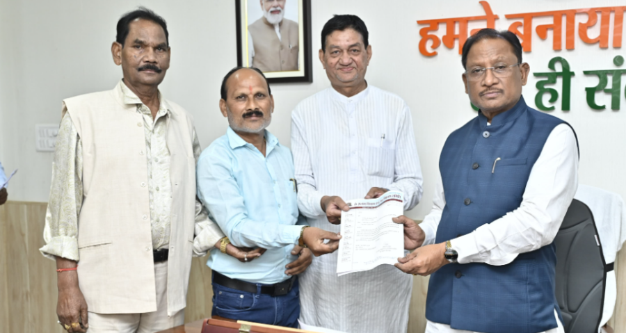 भगवान बिरसा मुंडा की प्रतिमा निर्माण के लिए अतिरिक्त 17.64 लाख की मांग, मुख्यमंत्री को सौंपा गया ज्ञापन