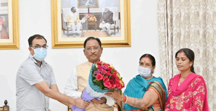मुख्यमंत्री विशेष स्वास्थ्य सहायता योजना से जशपुर के किसान गणेशराम को मिली नई ज़िंदगी, माँ ने किया किडनी दान