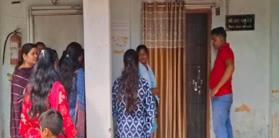 बेमेतरा में बड़ा फैसला: पैसों की कमी बताकर हटाए गए 11 शिक्षक और आया फिर से बहाल