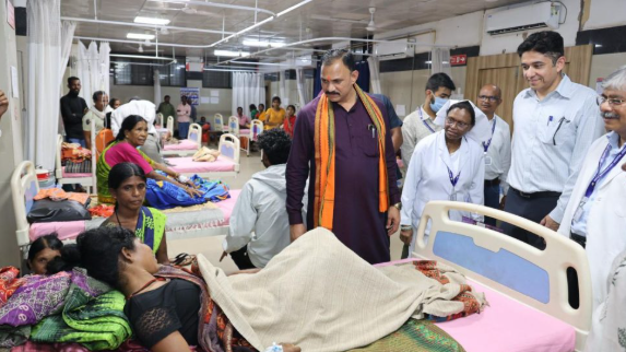 बस्तर दौरे पर पहुंचे स्वास्थ्य मंत्री, मेडिकल कॉलेज जगदलपुर के लिए 50 करोड़ की घोषणा