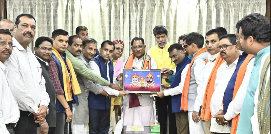गोंचा महापर्व में शामिल होने मुख्यमंत्री को न्योता, बस्तर की परंपरा ‘तुपकी’ भेंट कर किया सम्मानित