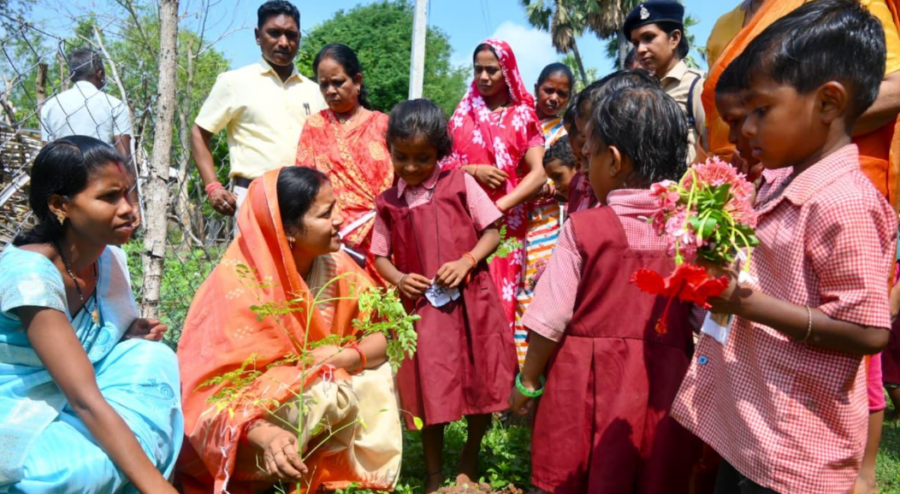 Har Ghar Munga: सुकमा में मंत्री लक्ष्मी राजवाड़े ने बच्चों संग किया पौधरोपण, दिया सुपोषण का संदेश