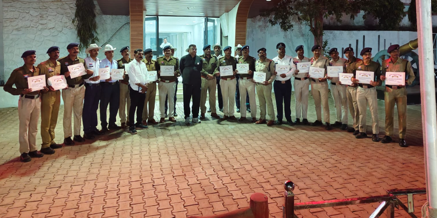 दुर्ग यातायात पुलिस का सख्त अभियान: हेलमेट और सीट बेल्ट जांच की समीक्षा, उत्कृष्ट जवानों का सम्मान