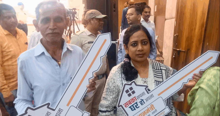 सेवा पखवाड़े में मिला खुशियों का तोहफा: आवास की चाबी, भवन अनुज्ञा और वय वंदन कार्ड से खिले चेहरे