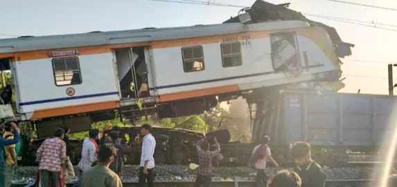 छत्तीसगढ़ के बिलासपुर में बड़ा ट्रेन हादसा: मालगाड़ी से टकराई पैसेंजर ट्रेन, 11 की मौत, 20 से ज़्यादा घायल