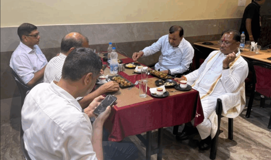 सादगी भरा नेतृत्व: मुख्यमंत्री विष्णुदेव साय ने ढाबे पर किया भोजन, आमजन से की आत्मीय बातचीत