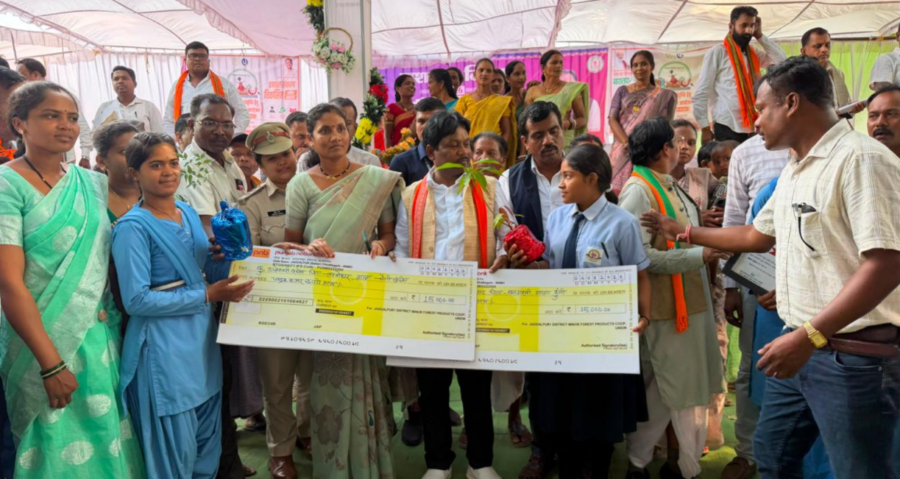 Tendu Patta Education Incentive: बस्तर की बेटियों ने लिखी सफलता की नई कहानी