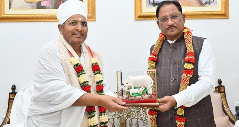 मुख्यमंत्री विष्णु देव साय से पूज्य संत असंग देव जी ने की सौजन्य भेंट, मिला प्रदेश की समृद्धि का आशीर्वाद