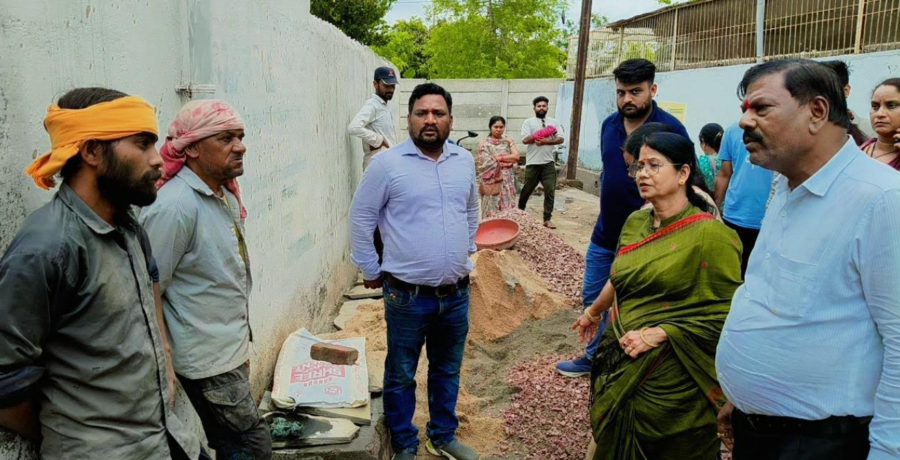 Durg Drain Construction: महावीर कॉलोनी में नाली निर्माण की गुणवत्ता पर उठे सवाल, महापौर अलका बाघमार ने दिए सख्त कार्रवाई के निर्देश