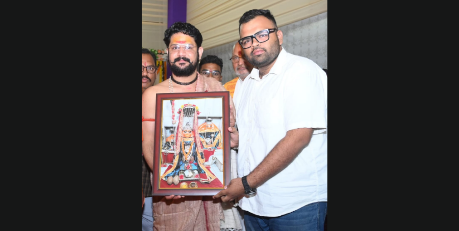 बेमेतरा के जनसेवक ने कथा वाचक युवराज पांडे से की सौजन्य मुलाकात, दिया बेमेतरा आने का निमंत्रण