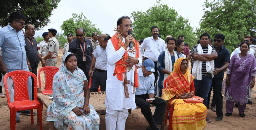 तेज हवाओं के बीच मुख्यमंत्री विष्णुदेव साय का हरगवां ग्राम में आकस्मिक आगमन