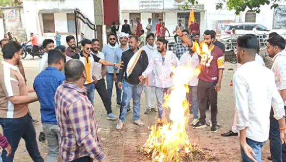 Dhamtari Protest: आदिवासियों के मुद्दे पर भड़की युवा कांग्रेस, मुख्यमंत्री का पुतला फूंका