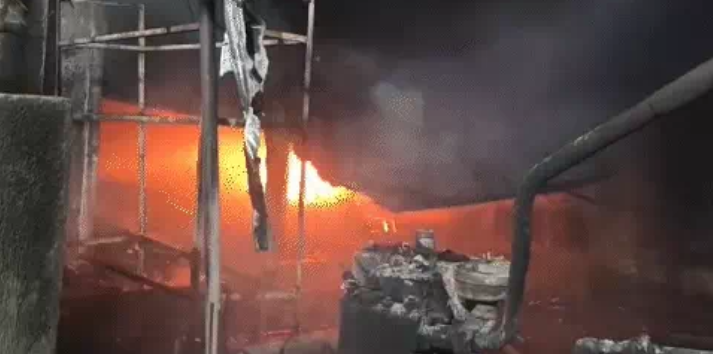 Balodabazar News: कसडोल के कटगी में ऑटो पार्ट्स दुकान में भीषण आग – ₹7 लाख कैश जलकर राख, ₹30 लाख से अधिक का नुकसान
