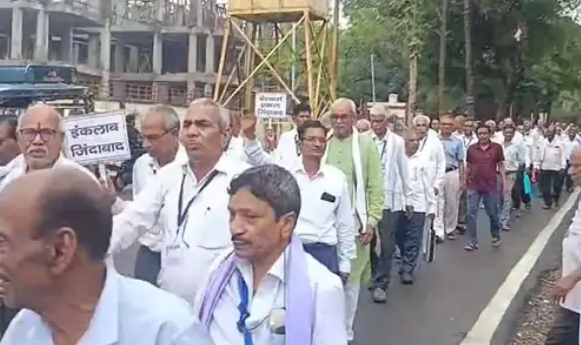 Pensioners DA Issue: धारा 49(6) हटाने की मांग तेज, पेंशनरों ने रैली निकालकर प्रशासन को सौंपा ज्ञापन