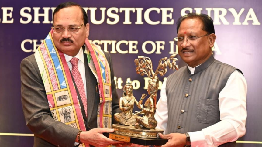 CJI Surya Kant Chhattisgarh Visit: मुख्यमंत्री विष्णु देव साय ने किया आत्मीय स्वागत, बस्तर दशहरा स्मृति भेंट