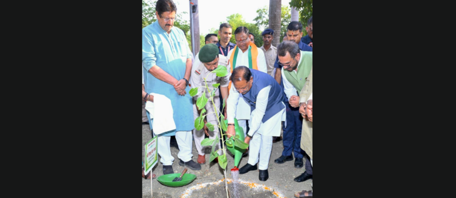 Ek Ped Maa Ke Naam: मुख्यमंत्री विष्णुदेव साय ने बरगद का पौधा लगाकर दिया पर्यावरण संरक्षण का संदेश