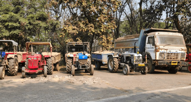 रायगढ़ में अवैध रेत परिवहन पर बड़ी कार्रवाई, 9 ट्रैक्टर जब्त