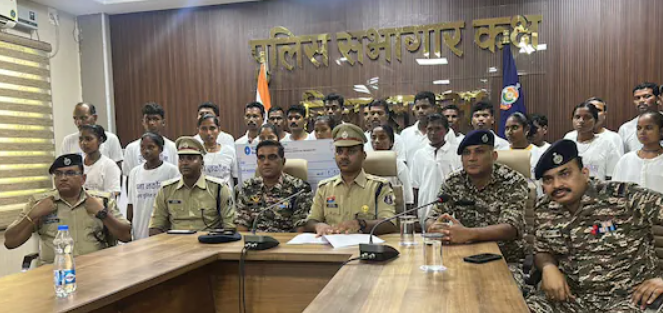 छत्तीसगढ़ के सुकमा में 27 नक्सलियों ने किया आत्मसमर्पण, 50 लाख के इनामी सहित 10 महिलाएं भी शामिल