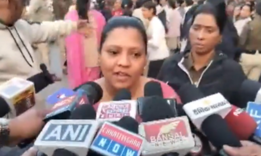 रायगढ़ में महिला पुलिसकर्मियों पर हमले का मुख्य आरोपी गिरफ्तार, एसएचओ दीपिका निर्मलकर ने जताया भरोसा; रायपुर में अपराध दर 10% घटी