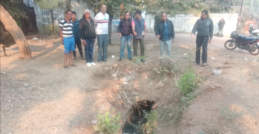 आनंद विहार कॉलोनी फेस 2 के सामने सड़क पर 2.5 साल से पड़ा गड्ढा, हादसे का इंतजार?