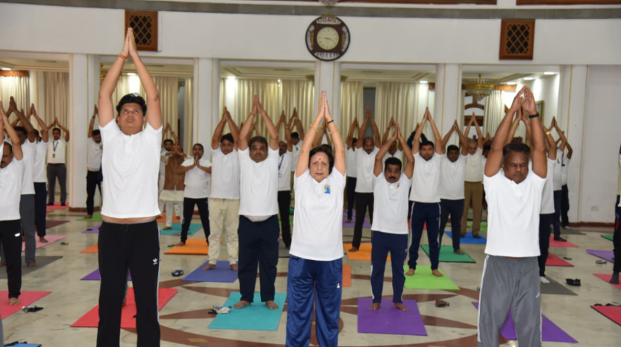 International Yoga Day 2026 पर लोकभवन में सामूहिक योगाभ्यास