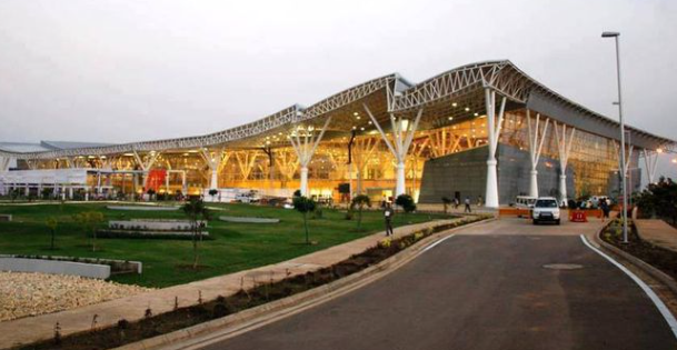Raipur City News: माना एयरपोर्ट पर IndiGo उड़ानों में भारी देरी, कई फ्लाइट कैंसिल—यात्री घंटों फंसे, हंगामा तेज