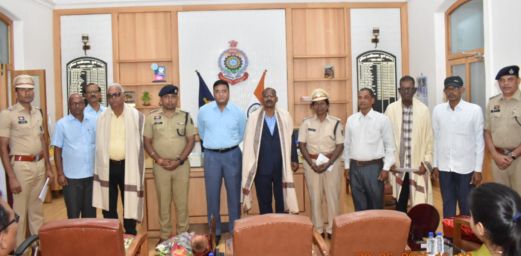 दुर्ग में पुलिस विभाग के सेवानिवृत्त अधिकारियों-कर्मचारियों को सम्मान के साथ दी गई विदाई