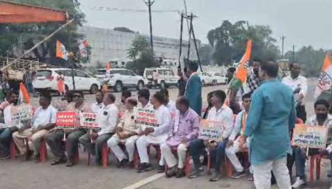 छत्तीसगढ़ में कांग्रेस का चक्काजाम: चैतन्य बघेल की गिरफ्तारी के खिलाफ 33 जिलों में आर्थिक नाकेबंदी, भूपेश बघेल और वरिष्ठ नेता सड़कों पर
