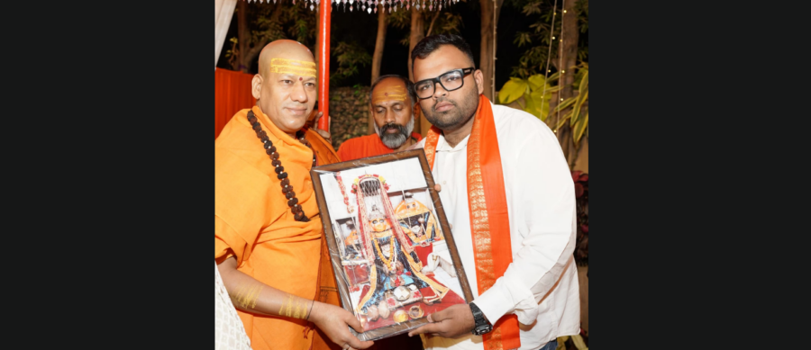 शिवम तिवारी ने आचार्य महामंडलेश्वर स्वामी कैलाशानंद गिरि से लिया आशीर्वाद, भद्रकाली माता का तैलचित्र भेंट