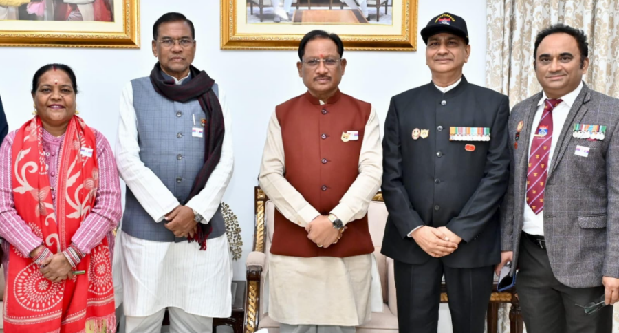सशस्त्र सेना झंडा दिवस पर मुख्यमंत्री साय ने लगाया सम्मान बैज, वीर सैनिकों के त्याग को किया नमन