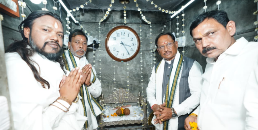 Giroudpuri Dham Sant Samagam: मुख्यमंत्री विष्णु देव साय ने किया गुरुगद्दी दर्शन, श्रद्धालुओं को बांटा प्रसाद