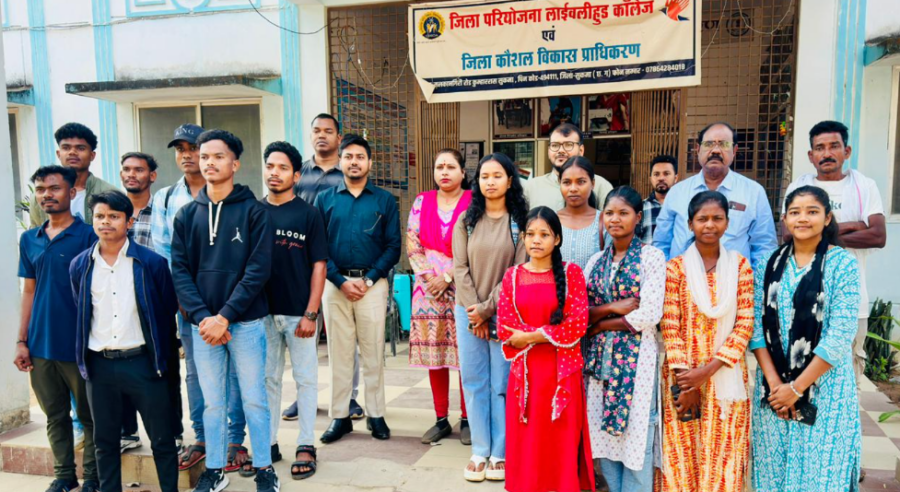 ‘आकांक्षा’ कार्यक्रम से 35 युवा चेन्नई रवाना, नक्सल प्रभावित क्षेत्र से आत्मनिर्भरता की नई उड़ान